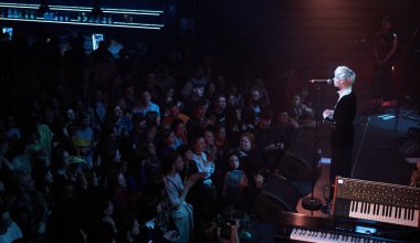 Danyil Leshynskyi, 22 Nisan 2023 tarihinde Kyiv, Ukrayna 'da Ziferblat grubunun solo konserinde sahne alır.