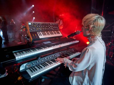 Danyil Leshynskyi, 22 Nisan 2023 tarihinde Kyiv, Ukrayna 'da Ziferblat grubunun solo konserinde klavye çalar.                               