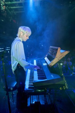 Danyil Leshynskyi, 22 Nisan 2023 tarihinde Kyiv, Ukrayna 'da Ziferblat grubunun solo konserinde klavye çalar.