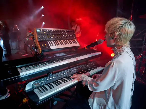 Danyil Leshynskyi, 22 Nisan 2023 tarihinde Kyiv, Ukrayna 'da Ziferblat grubunun solo konserinde klavye çalar.                               