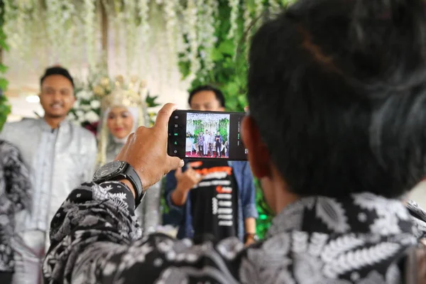 Сумеданг Индонезия Февраля 2020 Года Приглашенный Свадьбу Гость Фотографирует Невесту — стоковое фото