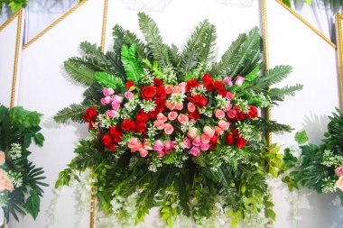 Düğün süsü olarak çok renkli güller.