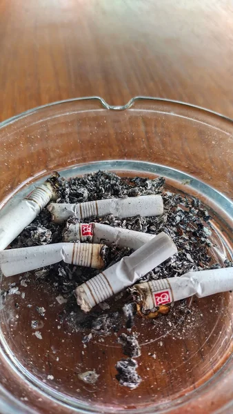 Бандунг Індонезія Листопада 2022 Року Недопалки Цигарок Скляній Попільничці — стокове фото