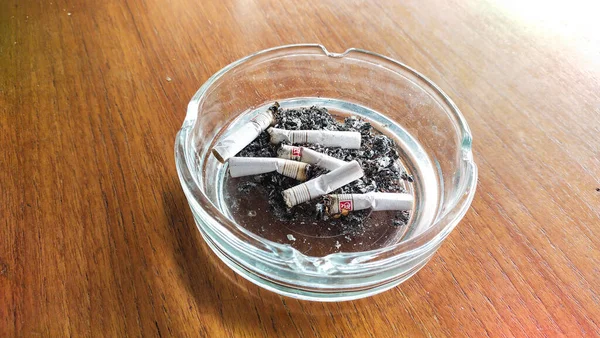 インドネシアのバンドン 2022年11月16日 ガラス灰皿のタバコの吸い殻 — ストック写真