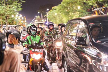 Yogyakarta, Endonezya - 19 Nisan 2019: Gece trafik sıkışıklığı