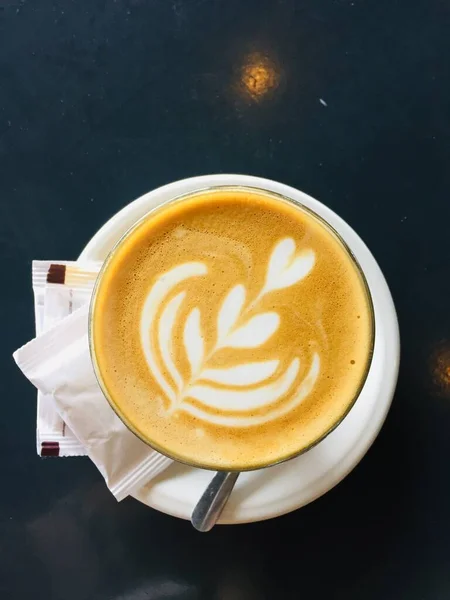 一杯带有漂亮的拿铁艺术的咖啡 — 图库照片