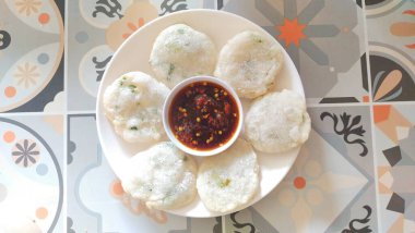 Tipik Endonezya atıştırmalıklarından biri olan 'Cireng Bumbu Rujak' tapyoka unundan yapılır. Soslu biberle servis edilir.