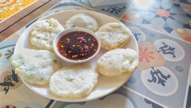 Tipik Endonezya atıştırmalıklarından biri olan 'Cireng Bumbu Rujak' tapyoka unundan yapılır. Soslu biberle servis edilir.