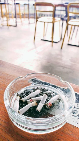 Бандунг Індонезія Листопада 2022 Року Недопалки Цигарок Попільниковому Склі — стокове фото