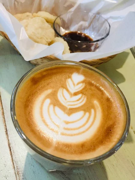 Egy Csésze Kávé Egy Gyönyörű Latte Art — Stock Fotó