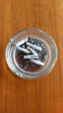 Bandung, Endonezya - 16 Kasım 2022: Kül tablasında sigara izmaritleri