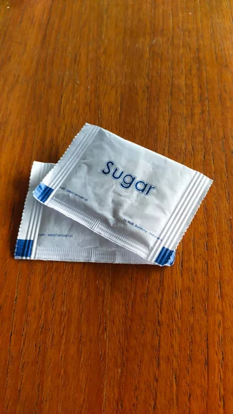 Dos Paquetes Sobres Azúcar Sobre Una Mesa Madera — Foto de Stock