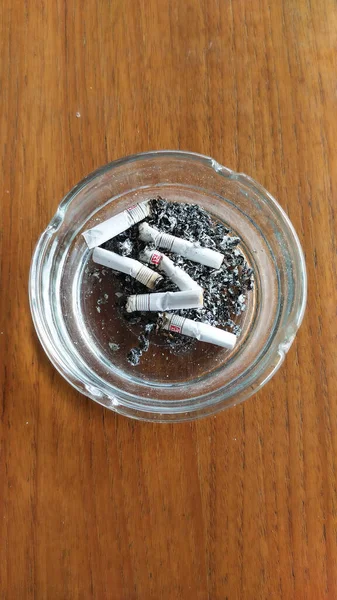 Бандунг Індонезія Листопада 2022 Року Недопалки Цигарок Попільниковому Склі — стокове фото