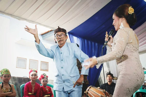 Sumedang Indonesien Mars 2020 Värden Deltar Dans Scen Med Sångaren — Stockfoto
