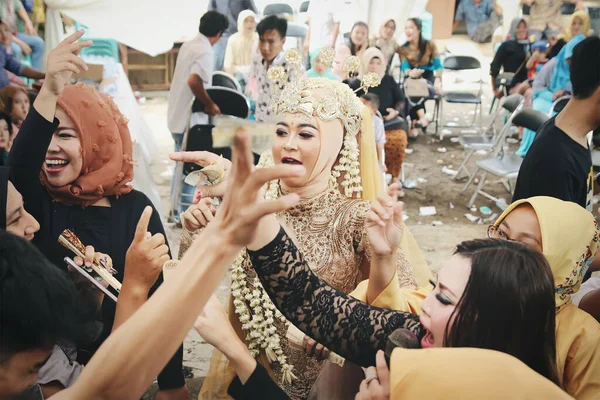 Sumedang Indonesia February 2020 Bride Invited Guests Look Happy Singing — Stock Photo, Image