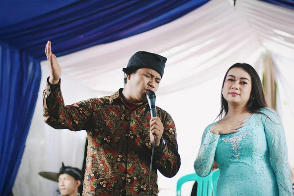 Sumedang, Endonezya - 8 Mart 2020: bir düğün şarkıcıları düeti, düğünlerde müzik eğlencesi olarak