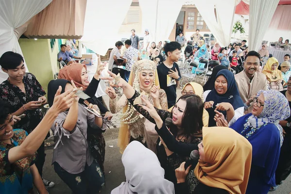 Sumedang Indonézia 2020 Február Menyasszony Meghívott Vendégek Boldogan Énekelnek Táncolnak — Stock Fotó