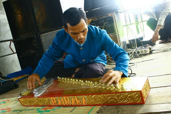 Sumedang Indonesien Mars 2011 Harpist Som Stämde Sin Harpa Innan — Stockfoto