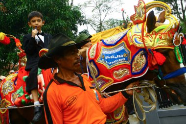 Sumedang, Endonezya - 13 Mart 2013: 'Kuda Renggong', Batı Java 'nın Sumedang şehrinden esinlenilmiş bir sanattır.