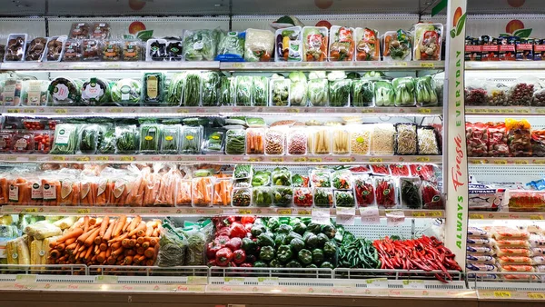 Vários Produtos Vegetais São Exibidos Seção Legumes Supermercado Imagem De Stock