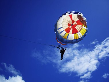 Nusa Dua sahilindeki gezintilerden biri de Parasailing. Parasailing, 70 metre yükseklikte bir paraşütle tek başına uçmak ve sürat teknesiyle denizin ortasına çekilmektir..