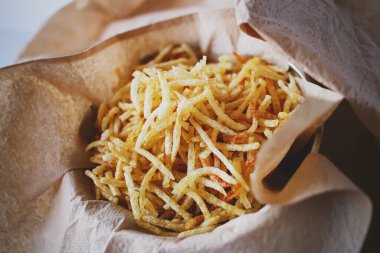 Bu mustofa patatesi, kibrit şeklinde işlenmiş patates tarifi, çeşitli malzemeler ve baharatlar kullanılarak pişirilebilir, çıtır çıtır ve lezzetli bir dokuya sahiptir.