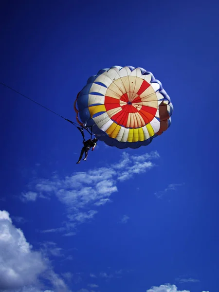 Nusa Dua sahilindeki gezintilerden biri de Parasailing. Parasailing, 70 metre yükseklikte bir paraşütle tek başına uçmak ve sürat teknesiyle denizin ortasına çekilmektir..