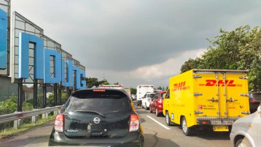 Bandung, 18 Mart 2023; Otoyoldaki uzun bir trafik sıkışıklığının portresi
