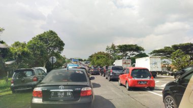 Bandung, 18 Mart 2023; Otoyoldaki uzun bir trafik sıkışıklığının portresi
