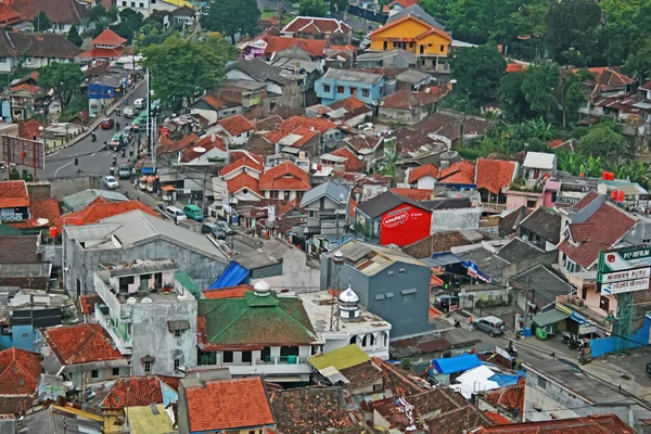 Bandung, Endonezya - Ekim 2010; Yukarıdan bakıldığında sakinlerin evlerinin yoğunluğunun hava görüntüsü
