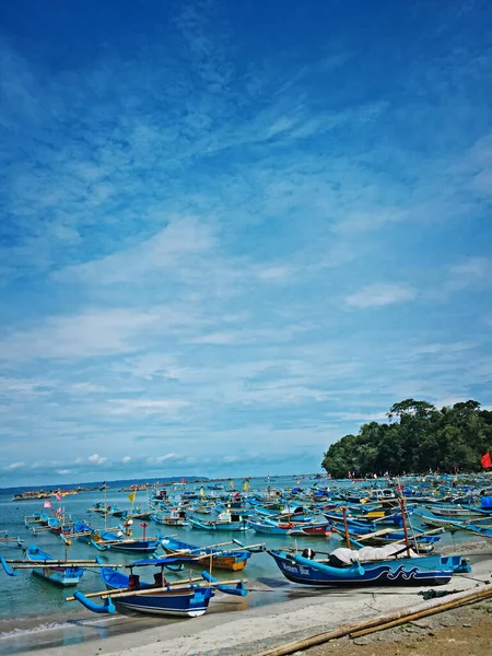 Pangandaran Indonésia Fevereiro 2020 Barcos Pesca Uma Praia Ensolarada Sob — Fotografia de Stock