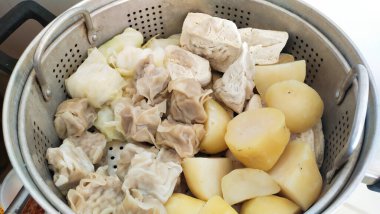 Buharda pişirilmiş hamur köftesi, patates ve soya peynirinden oluşan Endonezya sokak yemeği Baso Tahu.