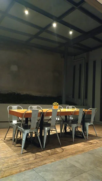Mesa Jantar Longa Para Família Luz Escura Quarto — Fotografia de Stock