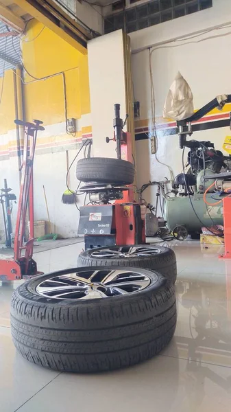 인도네시아의 2023 장착되지 자동차 타이어 켤레가 바닥에 있었다 균형을 작업장에서 — 스톡 사진