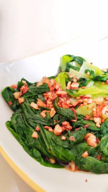 Bir bardak taze mango suyu, mango parçaları ve bayrak süslemesi.