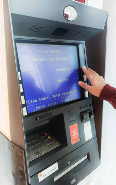 Bandung, Endonezya - 19 Eylül 2023; Bir kişinin eli bir ATM makinesinin düğmesine basıyor