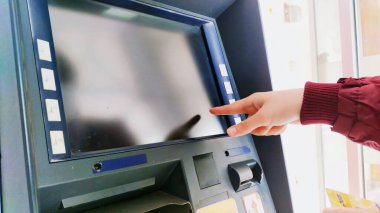 Bandung, Endonezya - 19 Eylül 2023; Birisi ATM kullanıyor