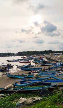 Bandung, Endonezya - 15 Mart 2020; Pangandaran sahil limanındaki atmosfer, birçok balıkçı teknesinin sahilde park ettiği yer.