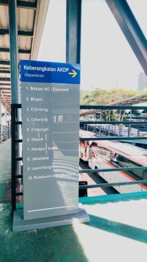 Bandung, Endonezya-26 Eylül 2023; otobüs filosu bir otobüs terminalindeki hedef şehrin istikametine göre işaretler veriyor.
