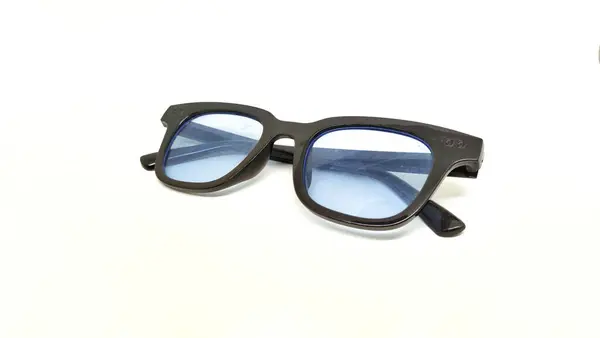 白い背景に青いレンズ付きの太陽のメガネ — ストック写真