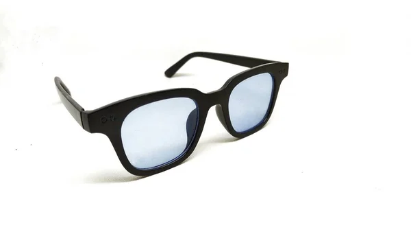 Óculos Sol Lente Azul Sobre Fundo Branco — Fotografia de Stock
