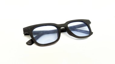 Beyaz arkaplanda mavi mercekli güneş gözlüğü