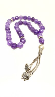 Mor agat taştan tespih, beyaz arka planda tasbih.