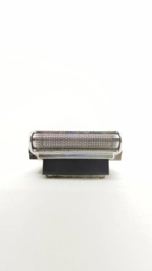 Beyaz arka planda taşınabilir sakal tıraş makinesi