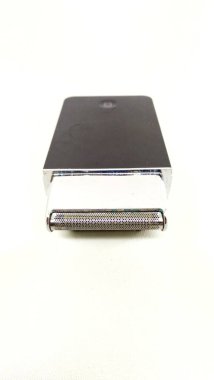 Beyaz arka planda taşınabilir sakal tıraş makinesi