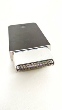 Beyaz arka planda taşınabilir sakal tıraş makinesi