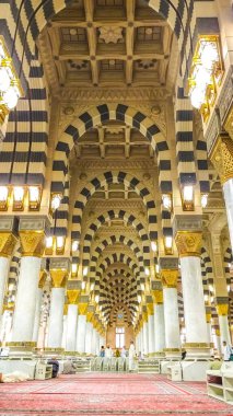 Nabawi Camii 'nde iç tasarımı muhteşem ve cami yapısını destekleyen çok sayıda sütuna sahip sakin bir ortam var.