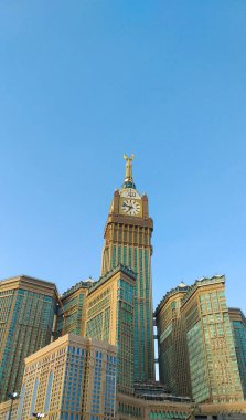 Mekke, Suudi Arabistan-15 Ağustos 2019; Güzel mavi gökyüzünün altında gün boyunca Makkah Kraliyet Saat Kulesi Oteli