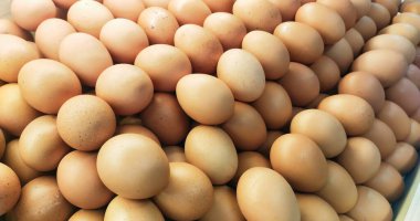 Geleneksel pazarda satılık tavuk yumurtası yığınının fotoğrafını çek.