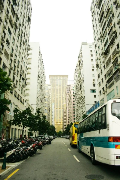 Macau, Çin-1 Eylül, Macau şehrinin bir köşesinin atmosferi gün boyunca, sokaklar çok geniş değil ama 2011 araçlar ve dairelerle dolu.; 